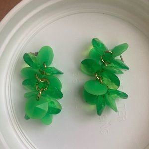 Lightweight green cluster pierced earrings